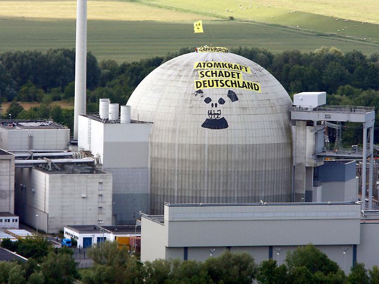 Überdenken? Die Strahlung im Umkreis von Atomkraftwerken wird bislang als unbedenklich eingestuft (im Bild das Kernkraftwerk Unterweser, an das Greenpeace-Aktivisten 2009 einen Totenschädel gemalt hatten).