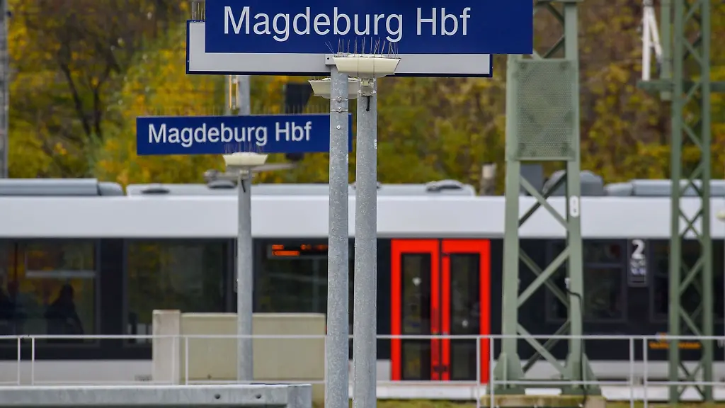 Magdeburg-Hbf-ist-auf-Schildern-an-Bahnsteigen-des-Bahnhofes-zu-lesen