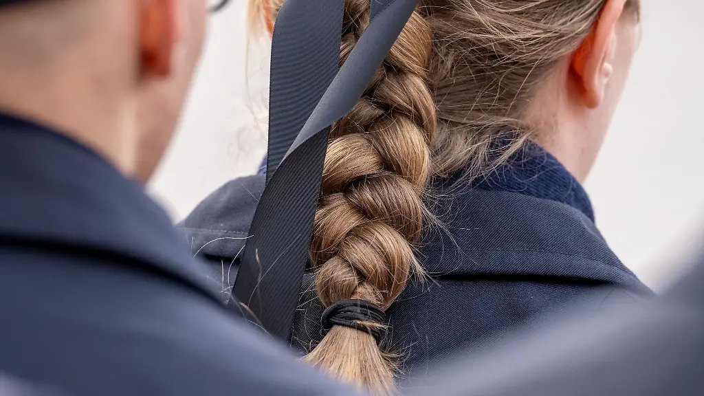 Bundeswehr-Rekruten-und-Rekrutinnen-stehen-beim-feierlichen-Geloebnis-bei-der-Vereidigungs-Zeremonie-im-Hafen