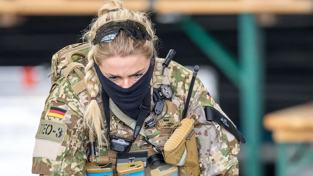 Eine-Soldatin-der-Bundeswehr-bereitet-sich-auf-einen-Einsatz-bei-einer-Uebung-vor