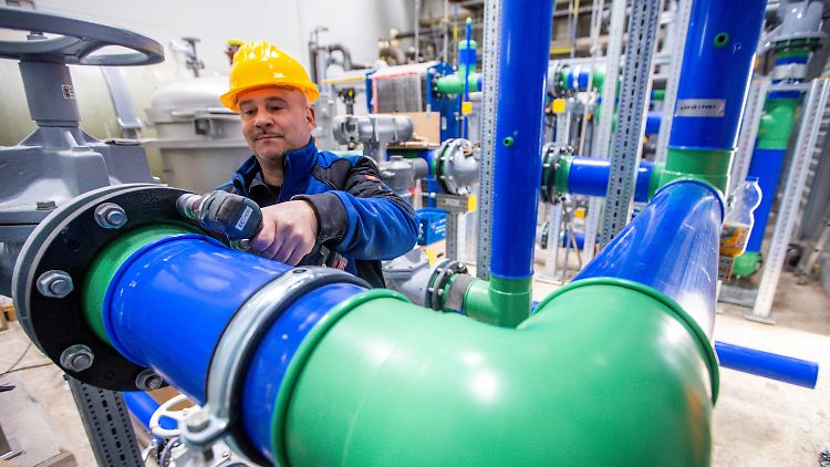 Thermalsoleraum des Tiefengeothermie-Kraftwerks der Stadtwerke Schwerin. Hier soll künftig das aus 1296 Metern Tiefe geförderte gut 56 Grad warme Thermalwasser zu den Wärmetauschern gepumpt werden.