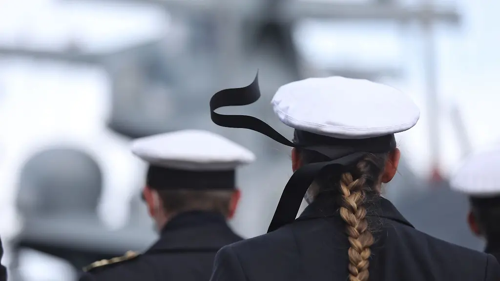 Angehoerige-der-Marine-stehen-waehrend-des-Ablegens-der-Korvette-Erfurt-im-Hafen-des-Marinestuetzpunktes-Hohe-Duene