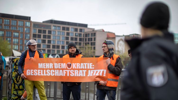Auftakt der Protestwoche in der Berliner Innenstadt. 