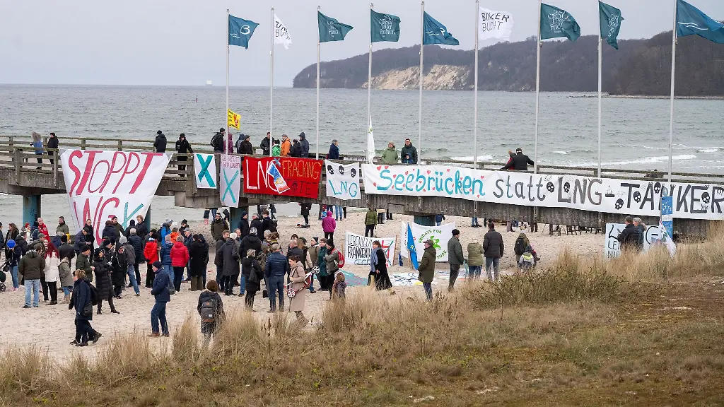 Teilnehmer-der-Protestaktion-Stoppt-LNG-auf-Ruegen-stehen-an-der-Seebruecke-des-Ostseebades-Binz-auf-der-Insel-Ruegen