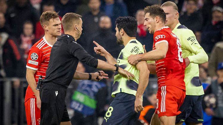 Die beiden Kapitäne gingen in der Nachspielzeit der ersten Halbzeit aufeinander los. 