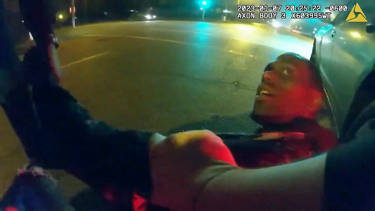 Das Videomaterial zeigt, wie der junge Tyre Nichols brutal von den fünf Polizisten zusammengeschlagen wird.
