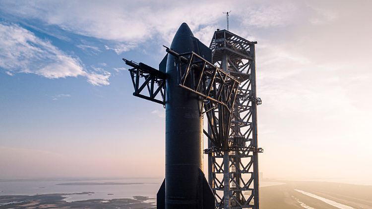 Die schwarzen Hitzeschutzkacheln an Starship sollen es beim Wiedereintritt in die Atmosphäre vor den hohen Reibungstemperaturen schützen.