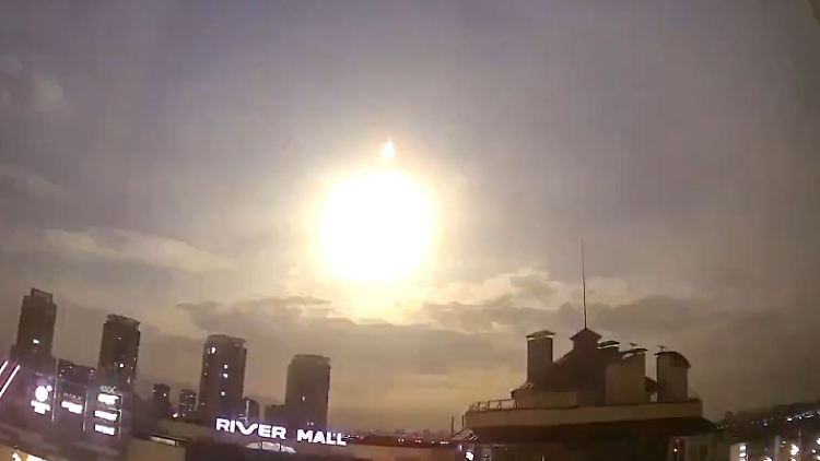 Nach Angaben der ukrainischen Luftwaffe war ein Satellit oder Meteorit für den Lichtblitz verantwortlich.