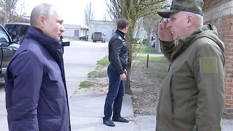 Das vom Kreml verbreitete Foto soll Putin in der ukrainischen Region Cherson mit Generaloberst Makarevich zeigen.