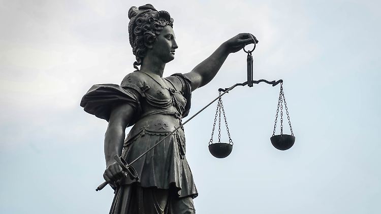 Der Angeklagte soll die Frau außerdem in ihrer Ansicht bestärkt haben, dass es keinen anderen Ausweg gebe.