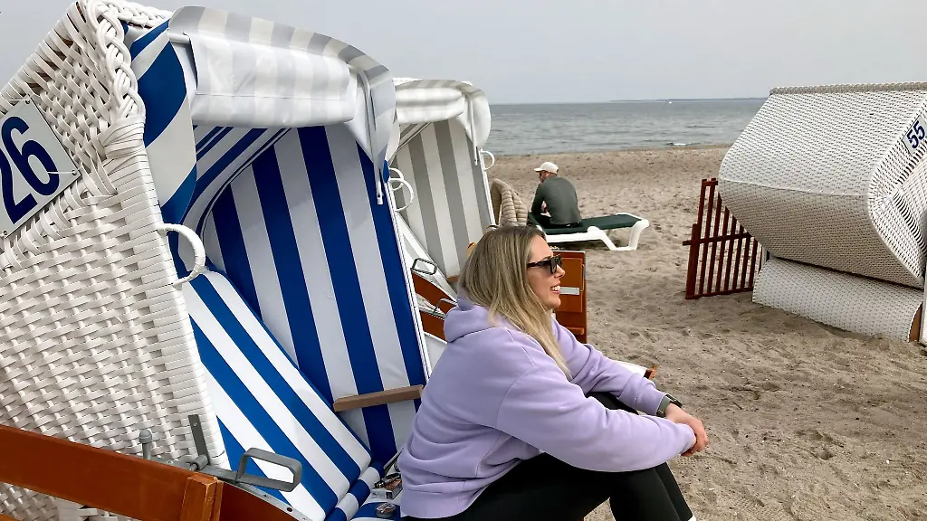 Eine-Frau-aus-der-Naehe-von-Bielefeld-sitzt-in-einem-Strandkorb
