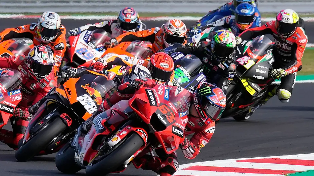 Der-italienische-Fahrer-Francesco-Bagnaia-vom-Ducati-Lenovo-Team-fuehrt-das-Feld-beim-Start-an