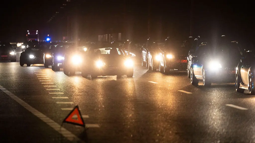 Teilnehmende-fahren-mit-Autos-und-Motorraeder-aus-NRW-ueber-die-Grenze-der-Niederlande-zu-einem-Treffen