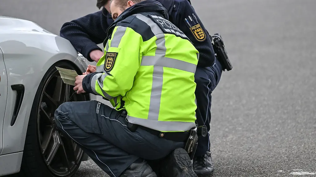 Polizisten-kontrollieren-ein-Auto-das-von-einer-Verkehrskontrolle-am-sogenannten-Car-Freitag-herausgezogen-wurde