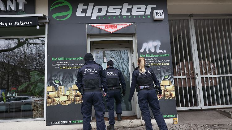 Beamte des Zoll vor einer Filiale.