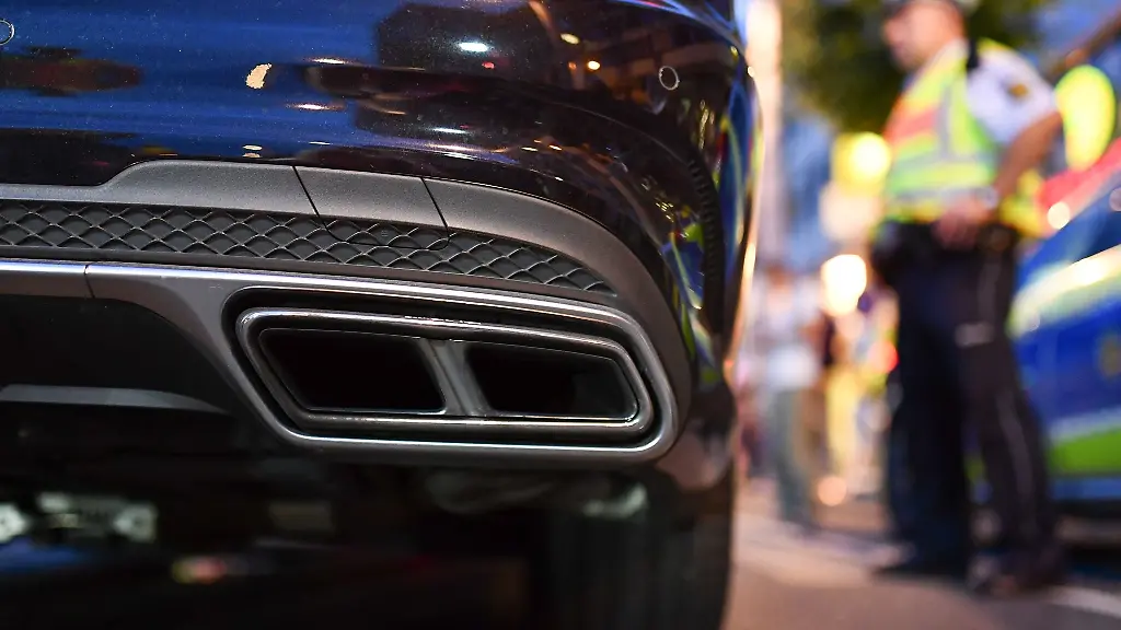 Polizeibeamte-kontrollieren-sogenannte-Autoposer