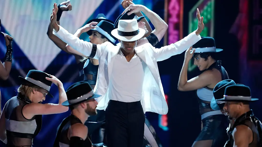 Schauspieler-Myles-Frost-tritt-bei-der-Tony-Verleihung-in-der-Radio-City-Music-Hall-in-New-York-auf