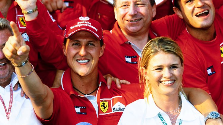 Michael und Corinna Schumacher nach dem Gewinn des WM-Titels in der Formel-1-Saison 2001.