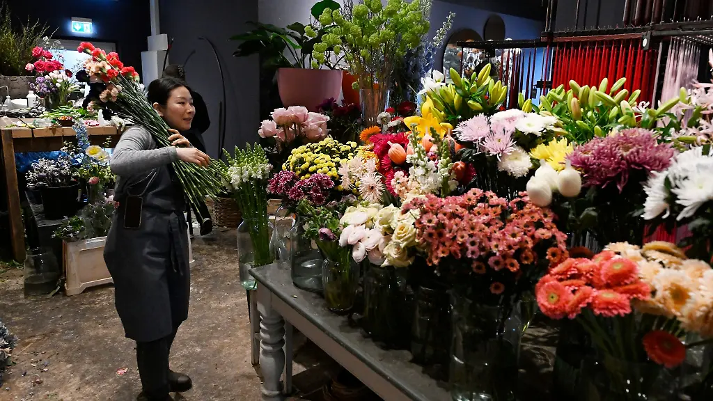 Eine-Floristin-bereitet-in-Duesseldorf-Blumen-fuer-den-Verkauf-vor