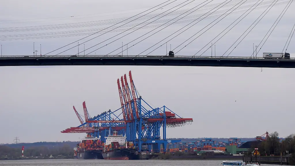 Containerschiffe-werden-auf-dem-Container-Terminal-Altenwerder-CTA-be-und-entladen