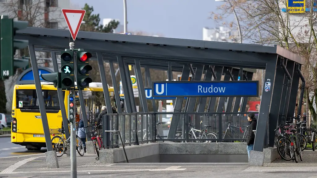 Blick-auf-einen-Eingang-zum-U-Bahnhof-Rudow-der-Linie-U7