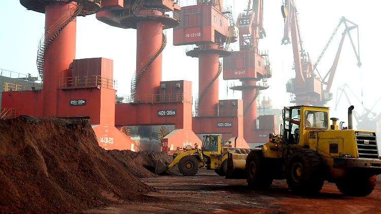 Abbau von Erde, die den Rohstoff Seltene Erden enthält, in der Provinz Jiangsu in China. Diese Fuhren sind für den Export bestimmt. China ist der wichtigste Produzent von kritischen Rohstoffen wie Seltene Erden, Bismut und Wolfram. 