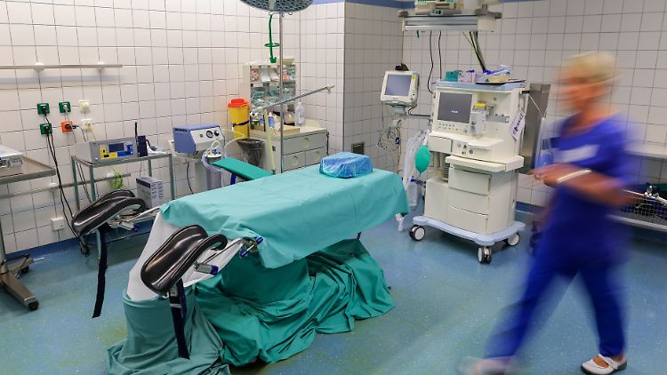 Deutschlands Krankenhäuser liegen auf der Intensivstation, meint Gesundheitsminister Lauterbach. Das könnte auch für seine Klinikreform gelten.