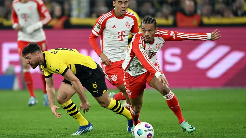 Dortmunds-Salih-Oezcan-l-und-Bayerns-Leroy-Sane-kaempfen-um-den-Ball