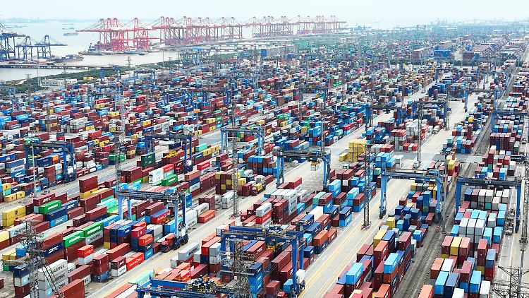 Der Tiefsee-Hafen bei Shanghai ist einer von vielen, über die China Deutschland und die Welt versorgt.