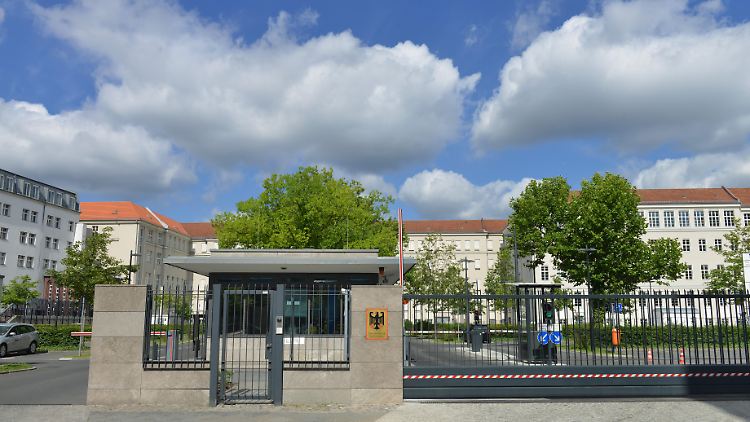 "Das ist eine Militarisierung des Verteidigungsministeriums", so die Bundesvorsitzende des Verbandes der Beamten und Beschäftigten der Bundeswehr.