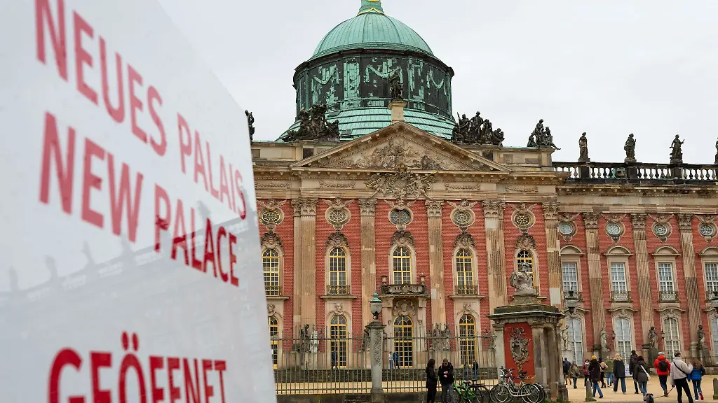 Neues-Palais-geoeffnet-steht-auf-einem-Schild-vor-dem-Neuen-Palais-Die-Stiftung-Preussischer-Schloesser-und-Gaerten-startet-heute-in-die-neue-Saison