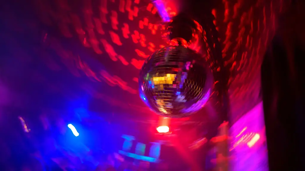 Eine-Disco-Kugel-dreht-sich-in-einem-Club