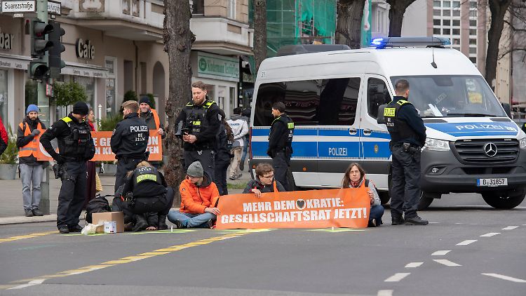 Wie vor hundert Jahren? Die Letzte Generation fordert mehr Klimaschutz und greift dafür zu radikalen Protestformen.