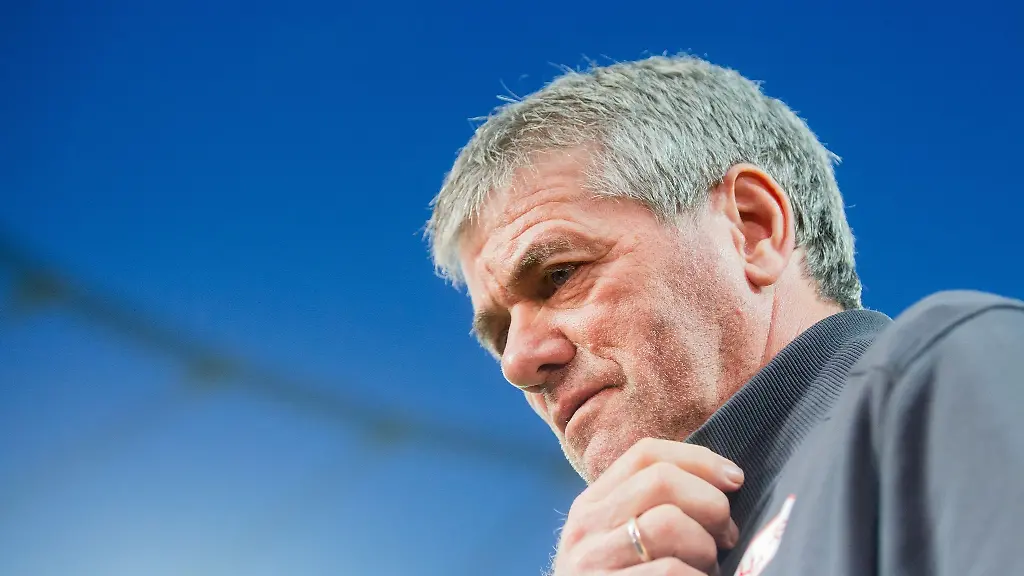 Duesseldorfs-Trainer-Friedhelm-Funkel-vor-seinem-letzten-Spiel-als-Fortuna-Coach