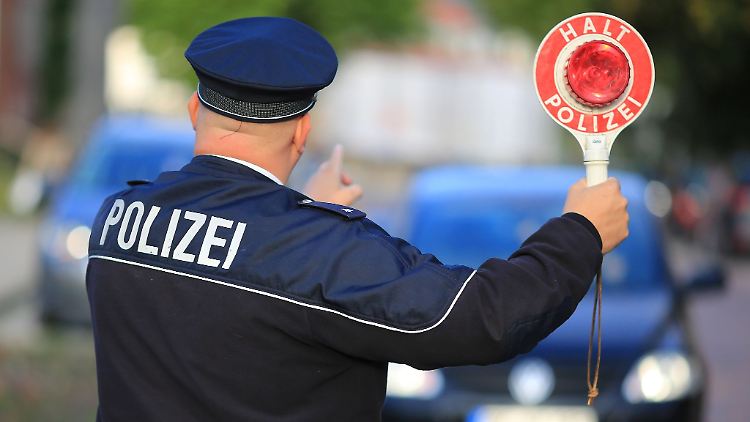 So, bitte mal rechts ranfahren: Auch bei einer normalen Verkehrskontrolle fühlen sich manche unwohl - wie verhalten sich Autofahrerinnen und Autofahrer richtig?