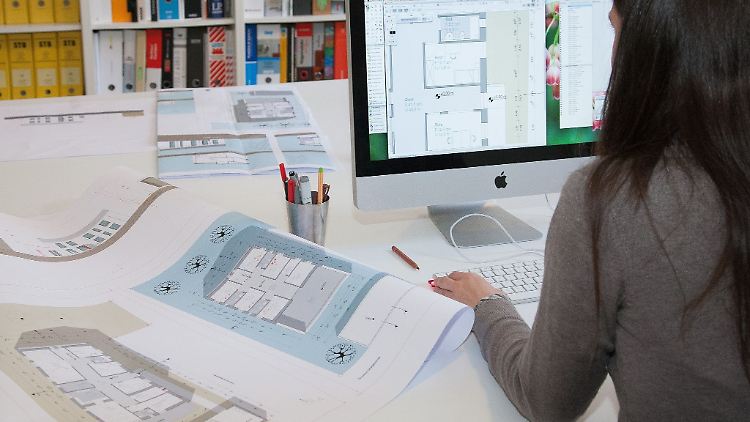 Mit Hilfe von Praktika können Studierende herausfinden, in welcher Art von Unternehmen sie sich besonders wohlfühlen. Doch manchmal kann ein Nebenjob im gewünschten Bereich die bessere Wahl sein.