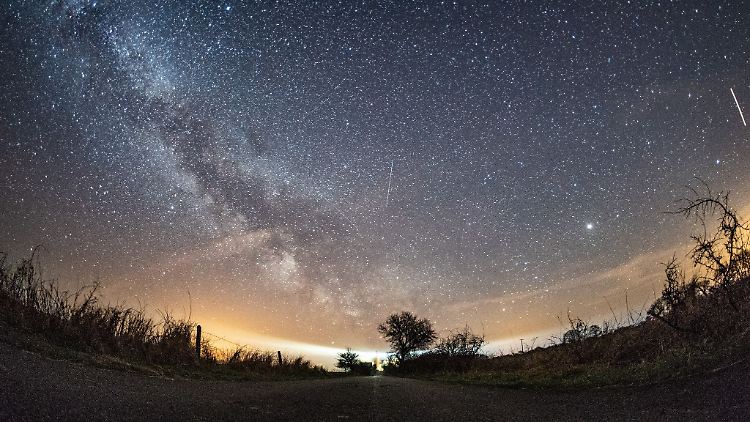 Nur bei gutem Wetter sichtbar: Die Meteoride der Lyriden, die mit einer Geschwindigkeit von rund 180.000 Kilometer pro Stunde in die Erdatmosphäre eintauchen und verglühen.