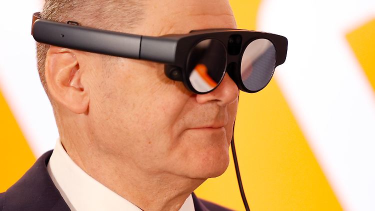 Bundeskanzler Scholz inspiziert auf der Hannover Messe die Augmented Reality.