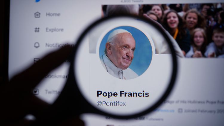 Sogar der Papst muss auf seinen blauen Haken verzichten.