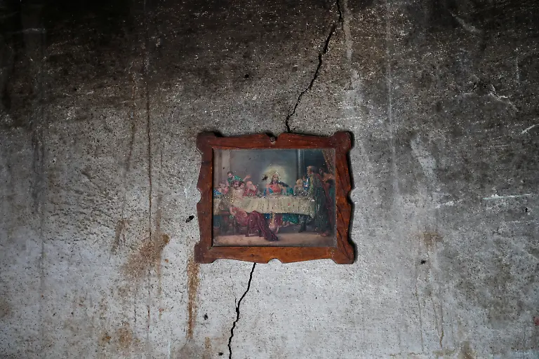 A-painting-of-The-Last-Supper-is-placed-in-the-house-of-Luis-Alberto-Moreno