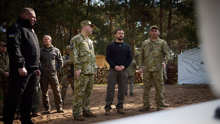 Der ukrainische Präsident Wolodymyr Selenskyj inmitten seiner Militärs.