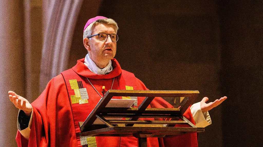 Peter-Kohlgraf-Bischof-von-Mainz-spricht-waehrend-des-Gottesdienstes-im-Dom