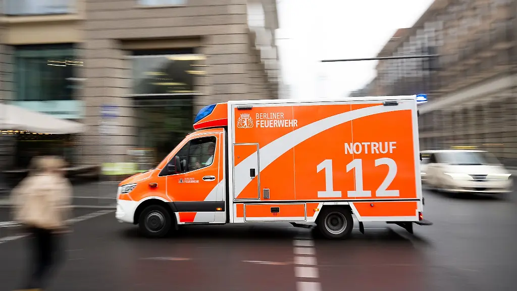 Ein-Rettungswagen-der-Feuerwehr-faehrt-zu-einem-Einsatz