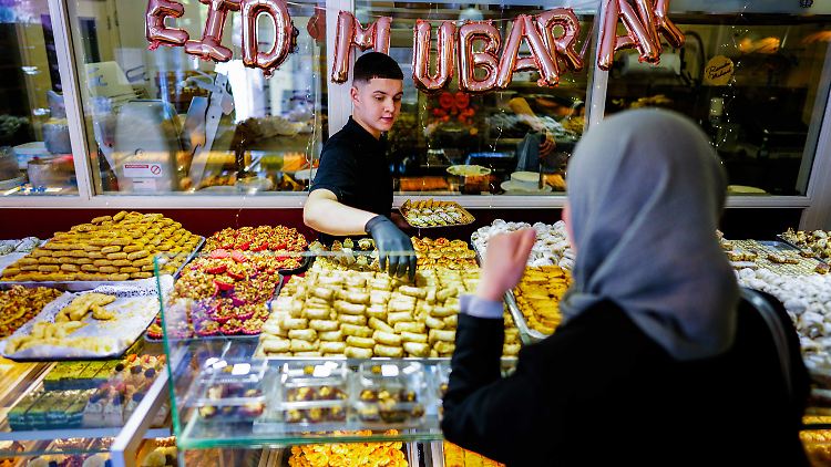 Muslime auf der ganzen Welt feiern das Ende des Fastens mit Eid al-Fitr.
