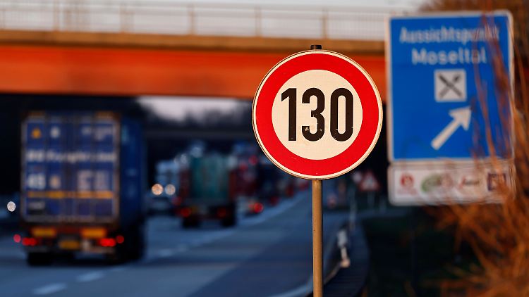 Die Studie widerlegt Behauptungen, wonach ein Tempolimit wirtschaftlich schädlich sei.
