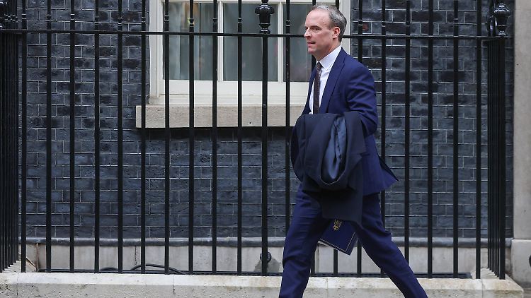 Raab geht und entschuldigt sich für "jeglichen unbeabsichtigten Stress".