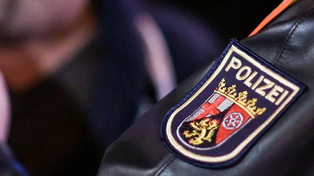Das-Wappen-der-Polizei-Rheinland-Pfalz-ist-auf-der-Jacke-eines-Polizisten-befestigt