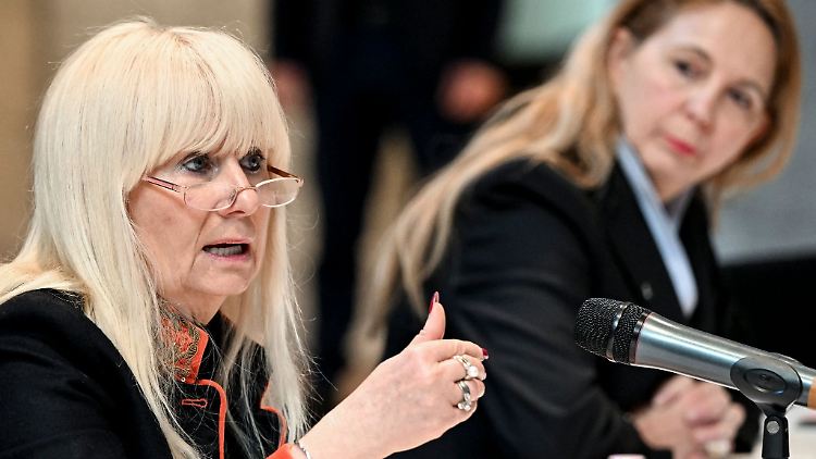 Innensenatorin von Berlin Iris Spranger (l, SPD) und Polizeipräsidentin Barbara Slowik auf einer Pressekonferenz zur Berliner Kriminalstatistik.