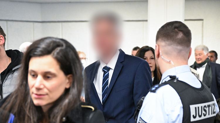 Der angeklagte Polizeiinspekteur mit seiner Anwältin zum Prozessauftakt.