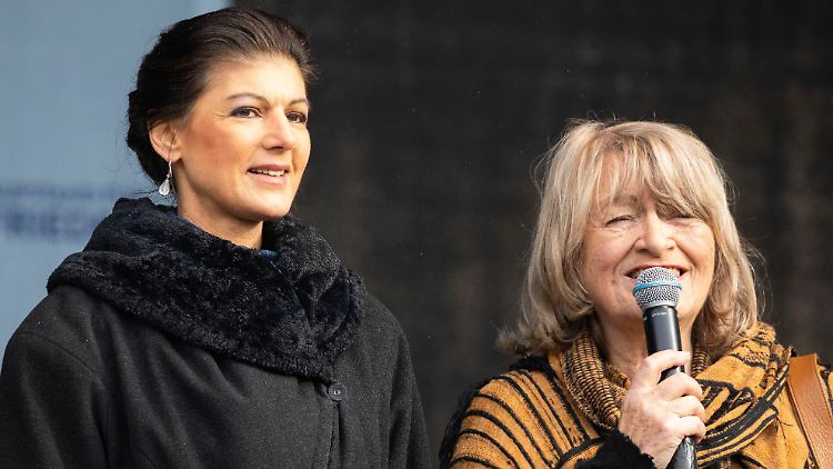 Am 25. Februar, ein Jahr und einen Tag nach dem Beginn der russischen Invasion der Ukraine, demonstrierten Wagenknecht und Schwarzer in Berlin. 
